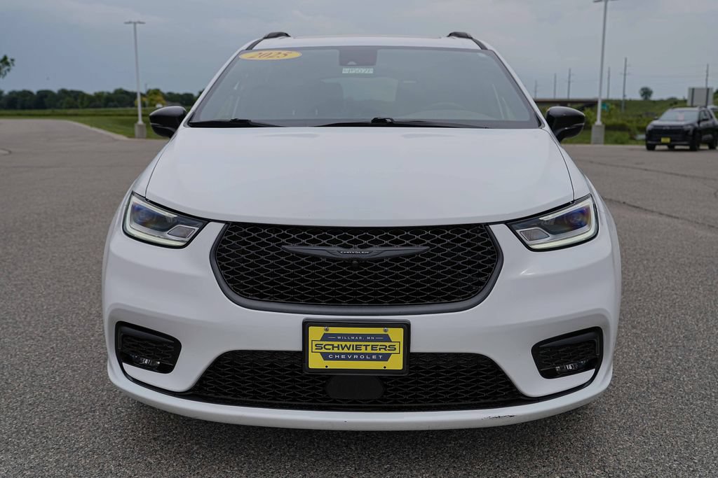 Used 2025 Chrysler Pacifica Limited FWD image 2