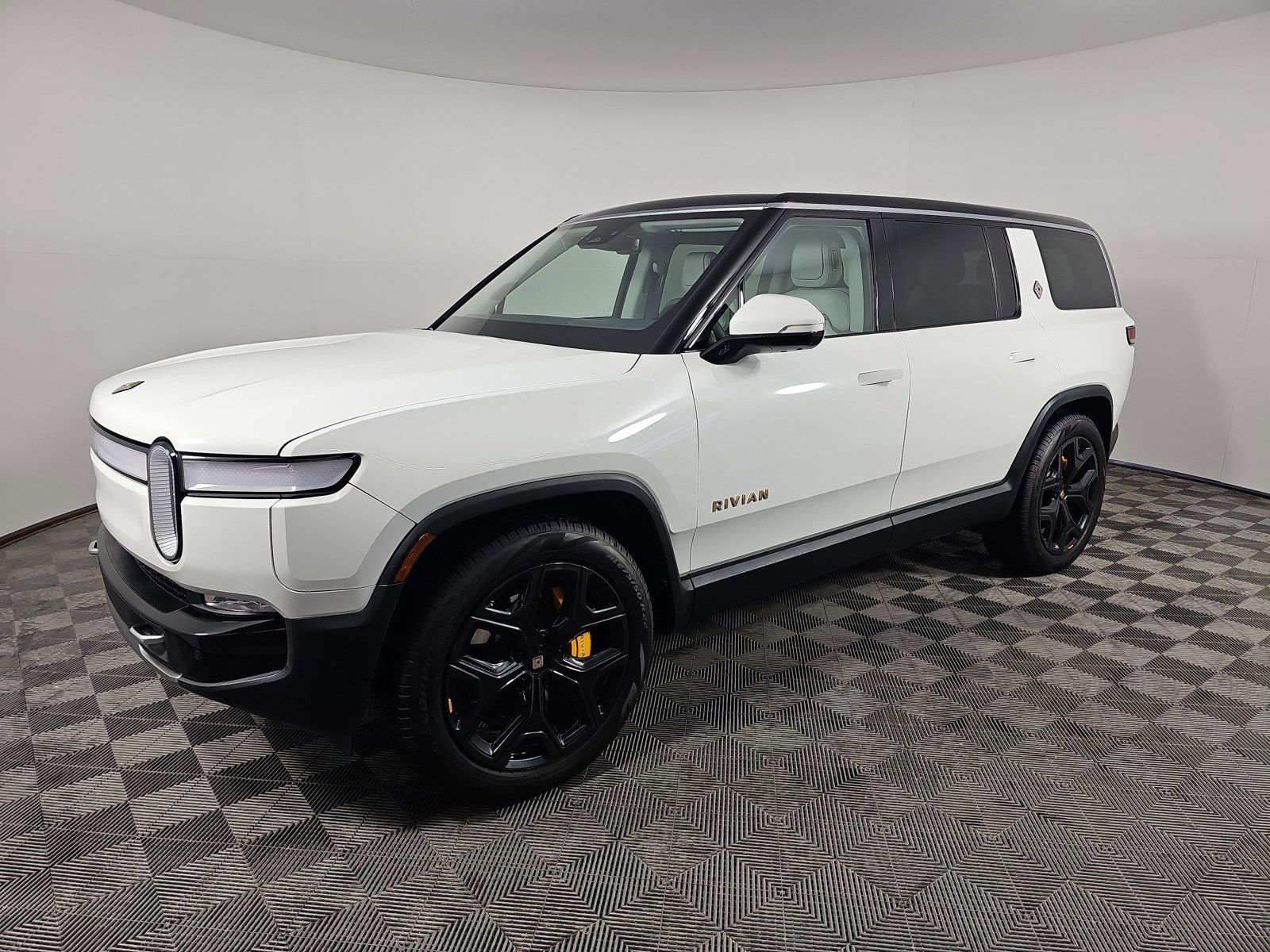 Used 2024 Rivian R1S Adventure AWD/4WD image 1