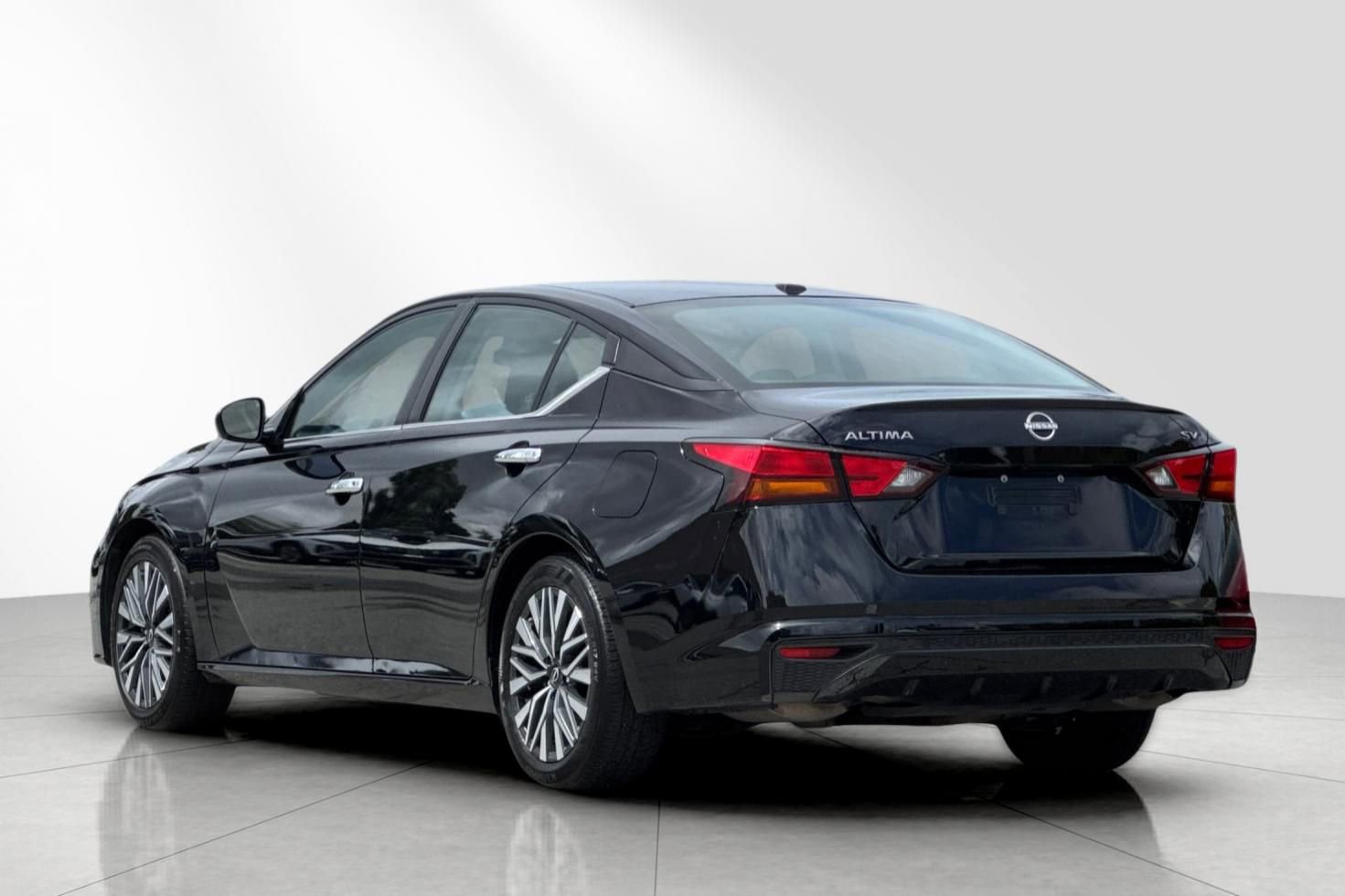Used 2024 Nissan Altima 2.5 SV FWD image 6