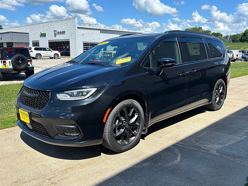 New 2026 Chrysler Pacifica Limited w/ S Appearance Package FWD image 5