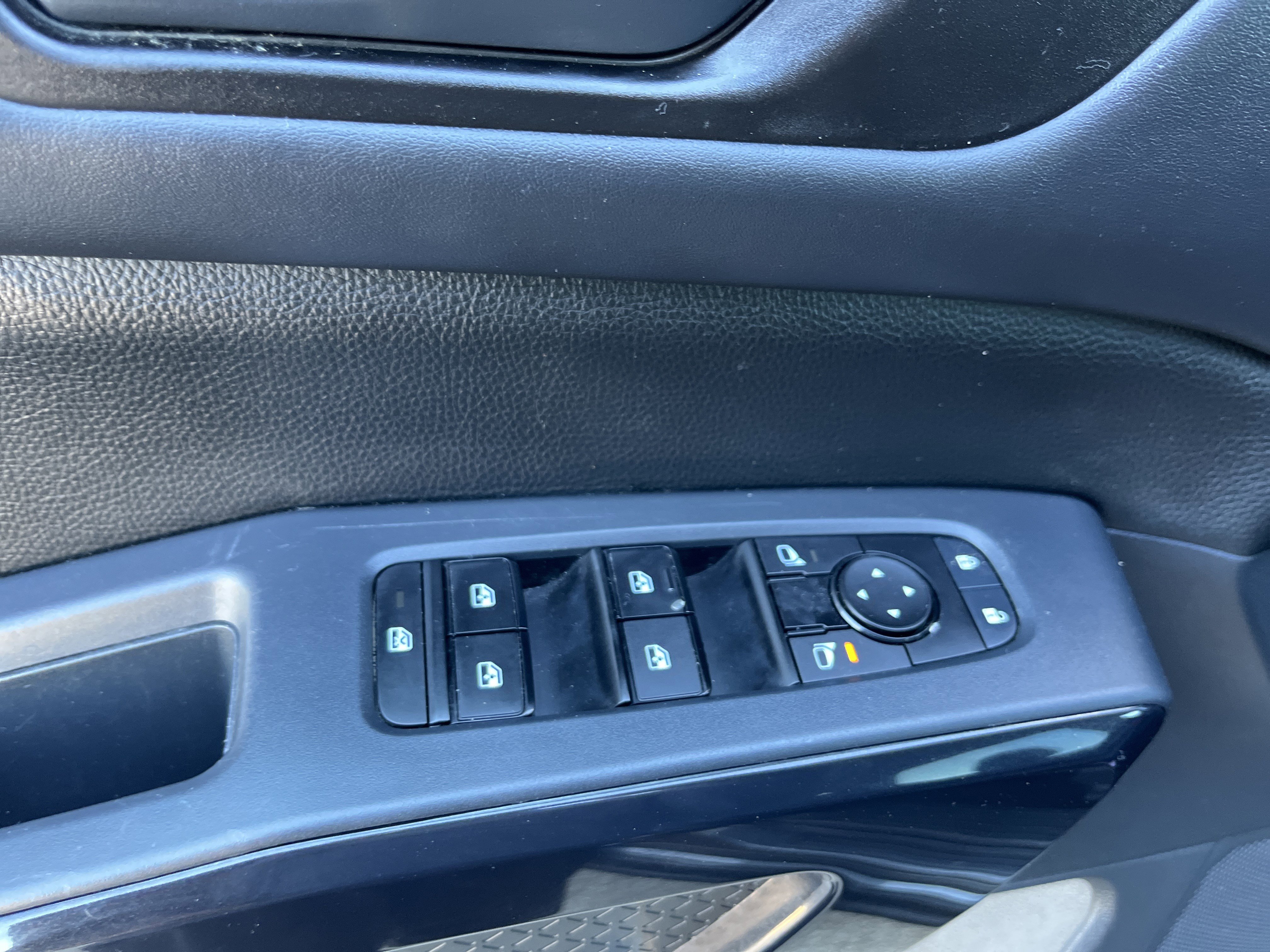 Used 2023 Nissan Pathfinder S image 25