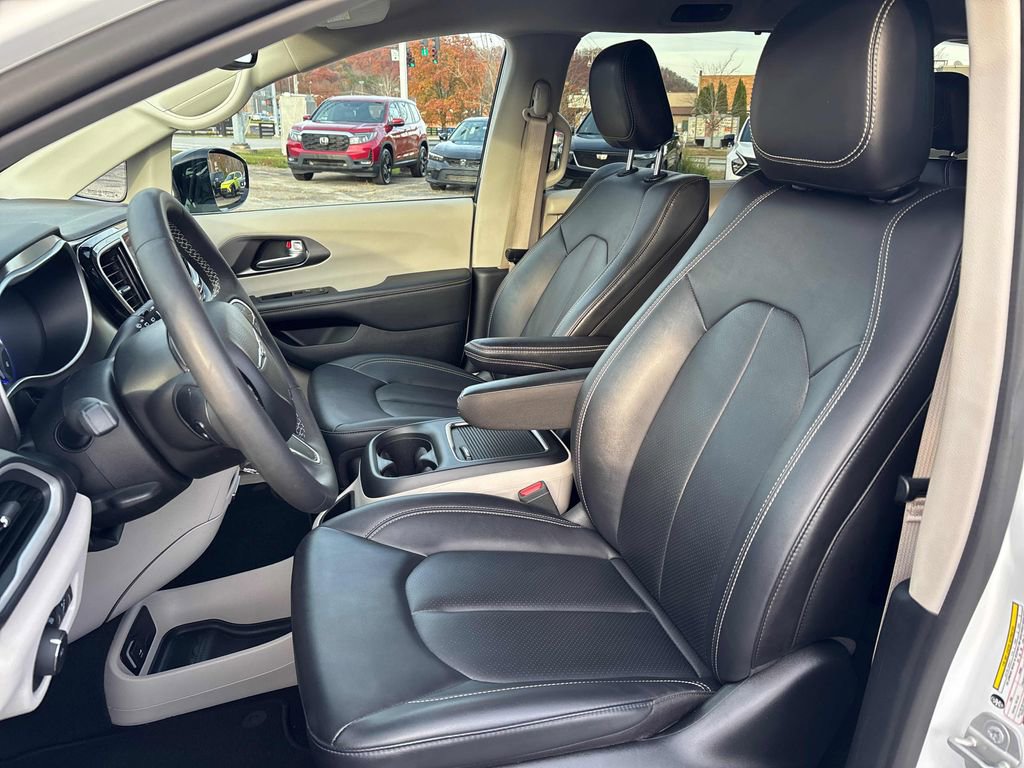 Used 2024 Chrysler Pacifica Touring-L image 16