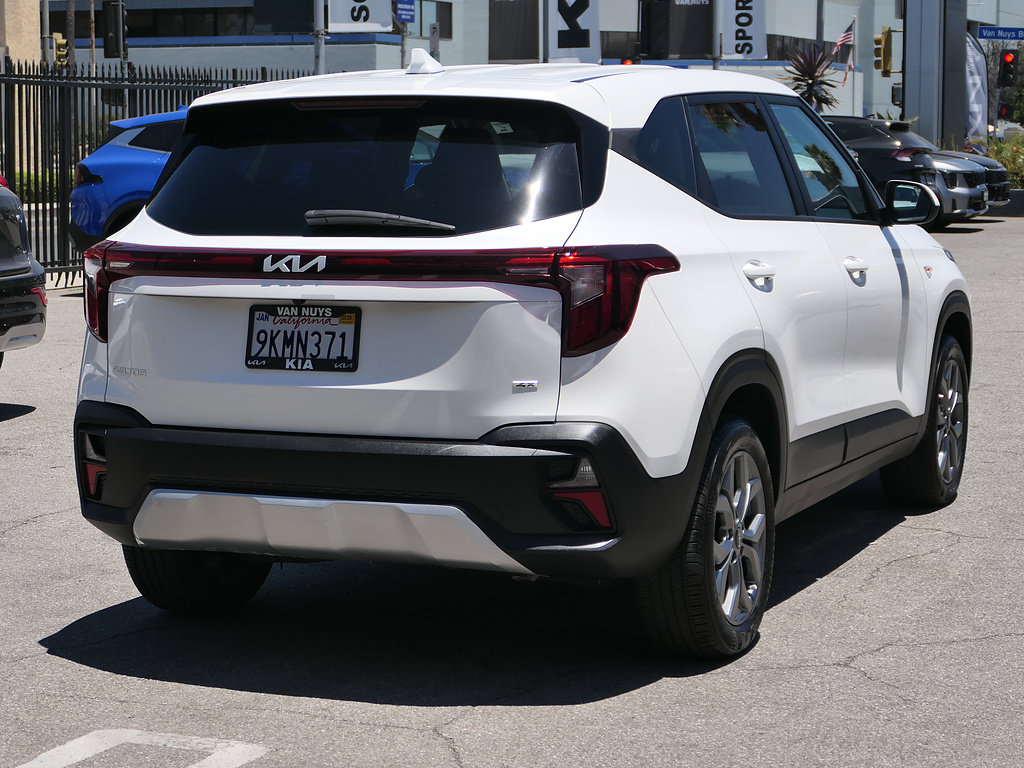 Used 2024 Kia Seltos LX AWD/4WD image 3