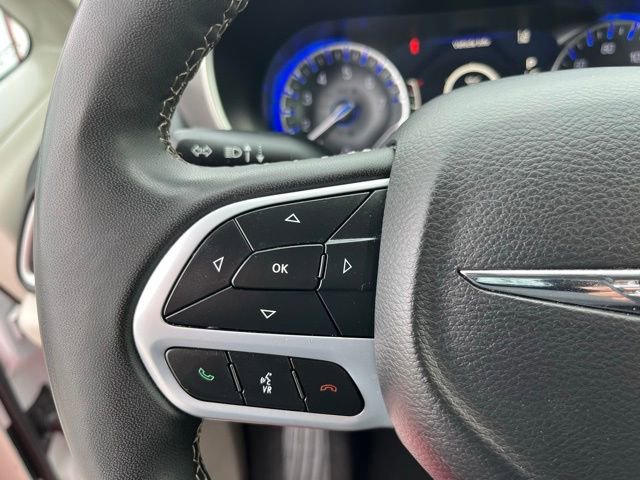 Used 2023 Chrysler Pacifica Touring-L FWD image 19