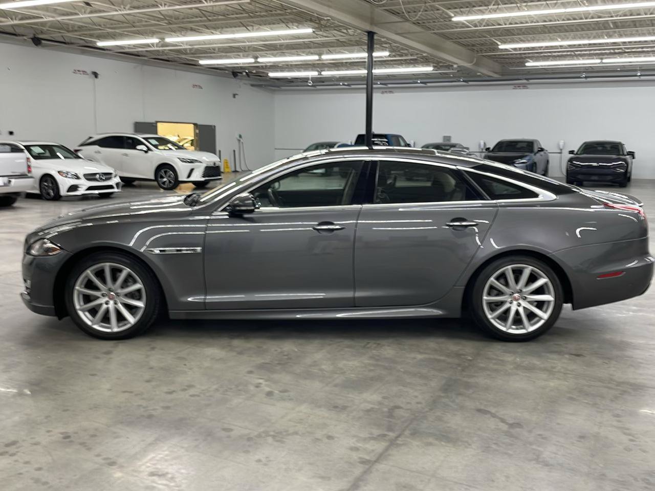 Used 2019 Jaguar XJ R-Sport RWD image 12