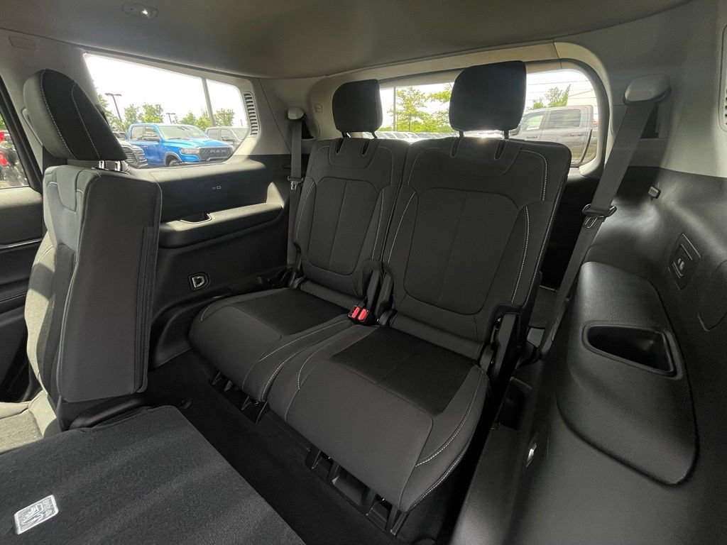 Used 2023 Jeep Grand Cherokee L Laredo w/ Luxury Tech Group I AWD/4WD image 17