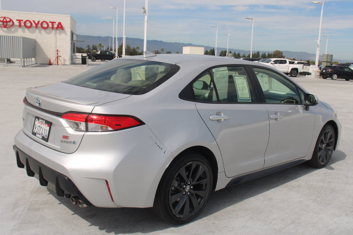 Used 2024 Toyota Corolla SE FWD image 3