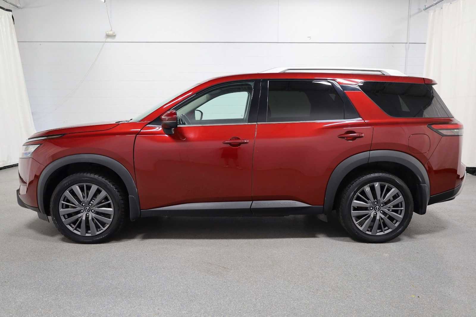 Used 2022 Nissan Pathfinder SL image 2