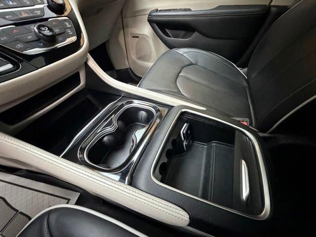 Used 2022 Chrysler Pacifica Limited FWD image 19