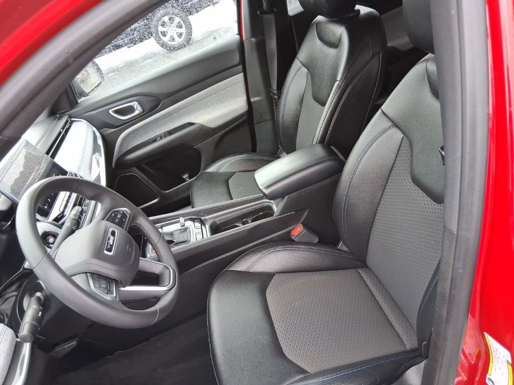 Used 2024 Jeep Compass Latitude image 9