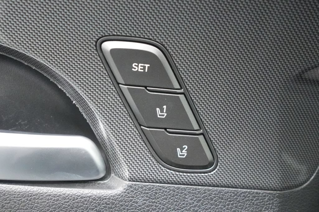 Used 2022 Hyundai Santa Fe Limited AWD/4WD image 17