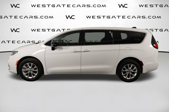 Used 2025 Chrysler Pacifica Select AWD/4WD image 5
