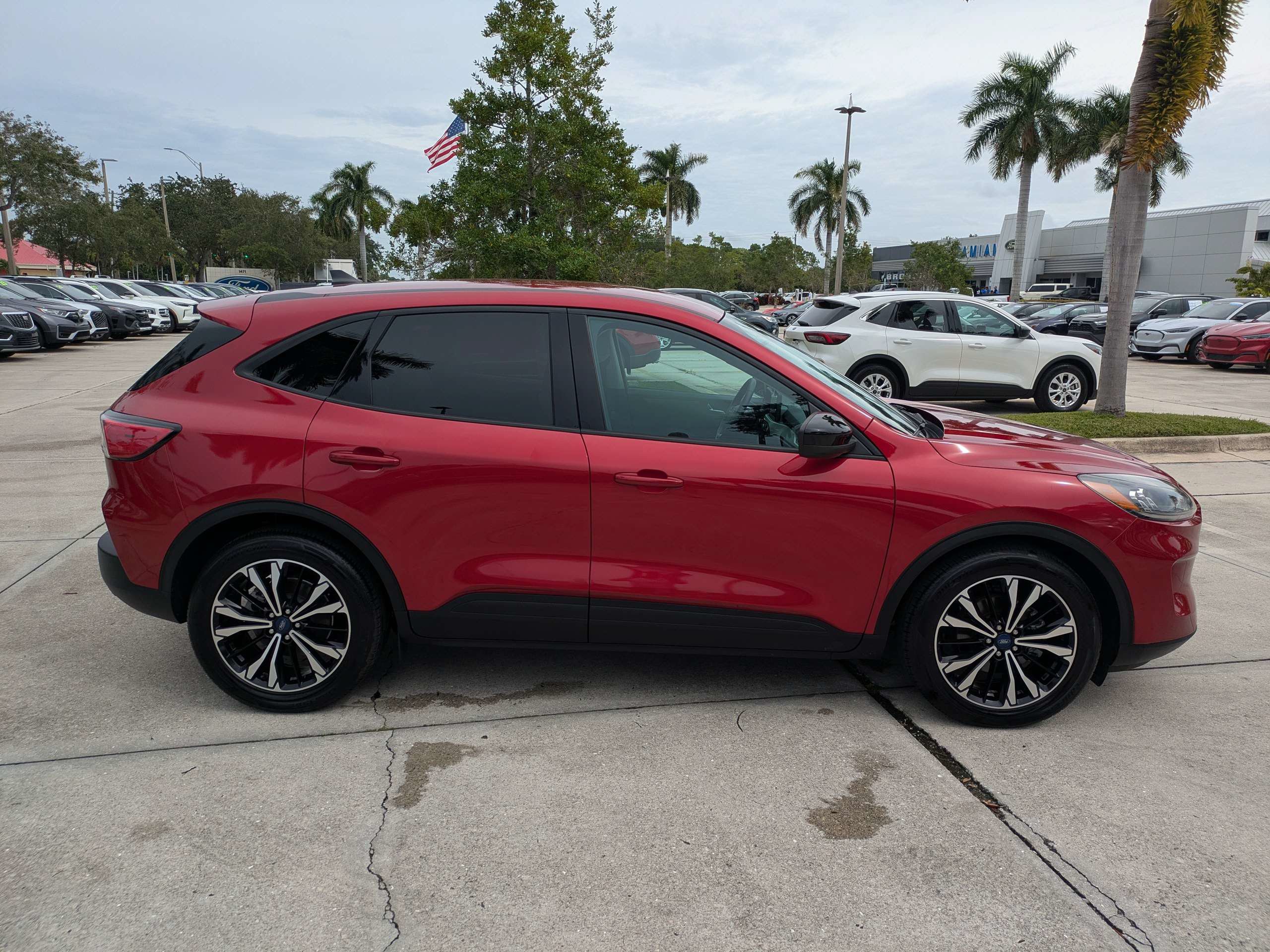 Used 2021 Ford Escape SE w/ SE Sport Appearance Package FWD image 3