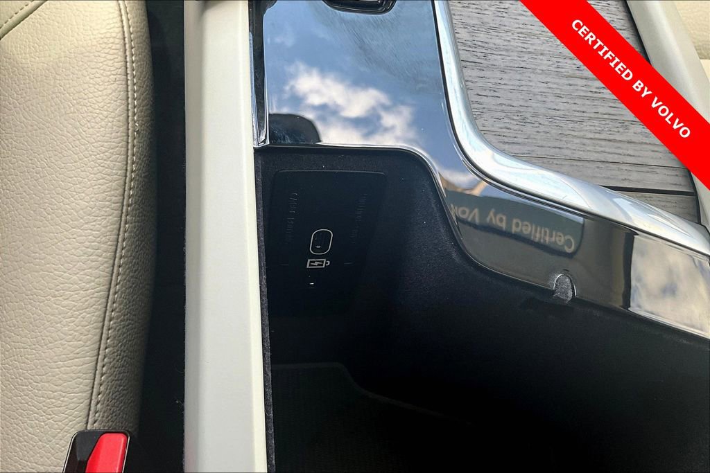 Certified 2023 Volvo XC90 B6 Plus image 32