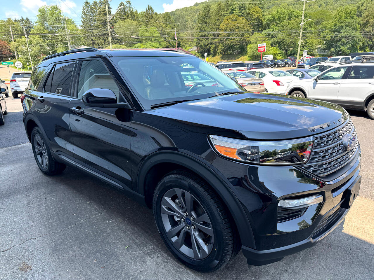 Used 2022 Ford Explorer XLT w/ Equipment Group 202A image 3