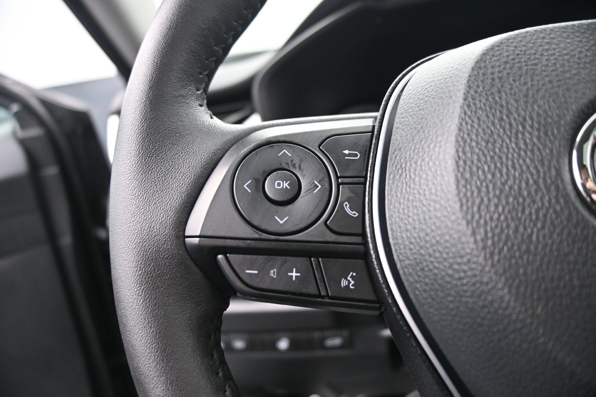 Used 2025 Toyota RAV4 XLE w/ Convenience Package AWD/4WD image 23