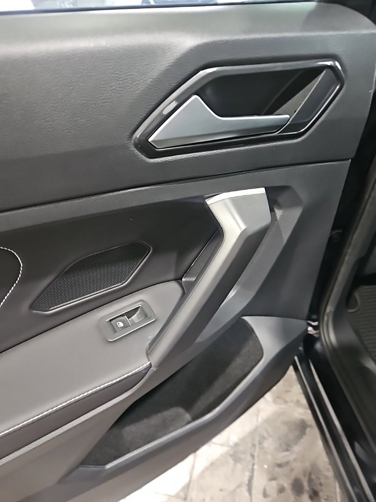 Used 2024 Volkswagen Tiguan SE image 22