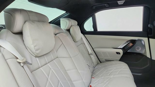 Used 2023 BMW i7 xDrive60 w/ Executive Package 2 image 26