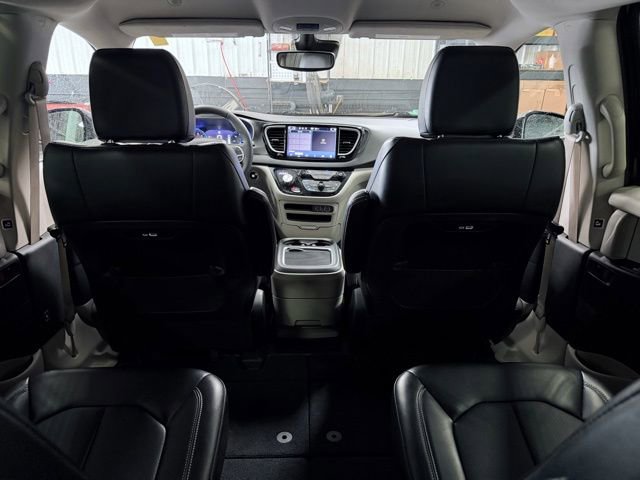 Used 2023 Chrysler Pacifica Touring-L FWD image 23