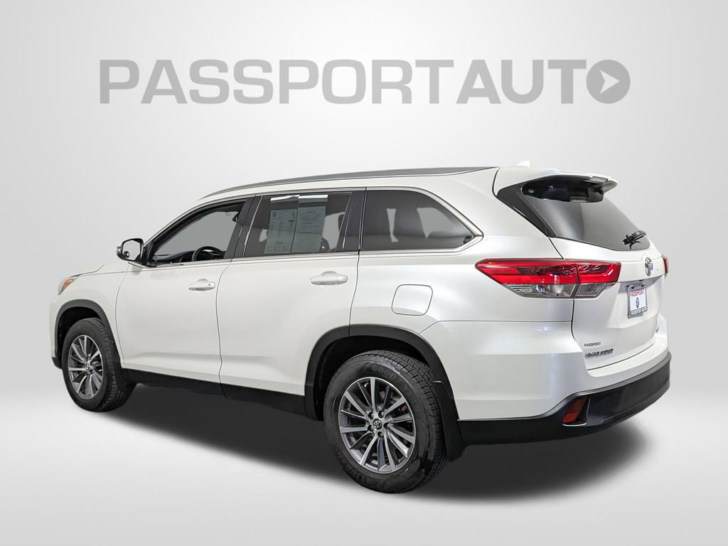 Used 2019 Toyota Highlander XLE AWD/4WD image 3
