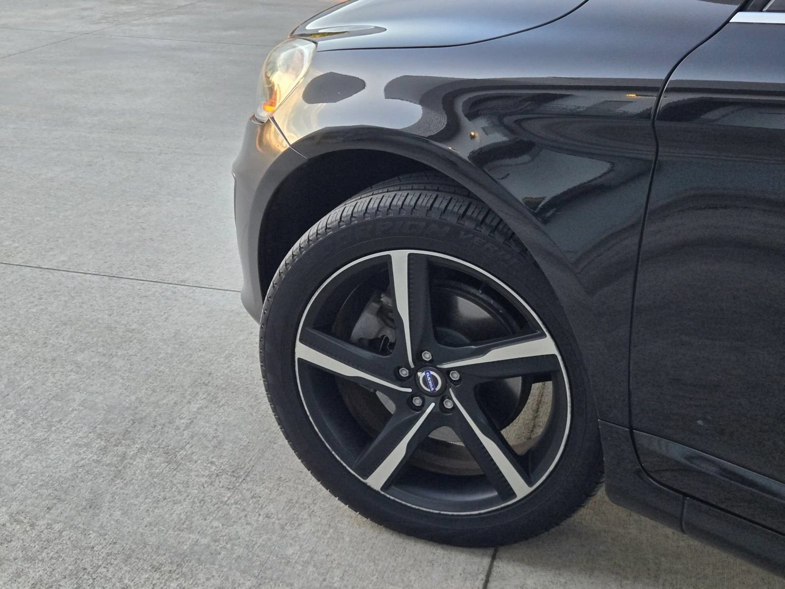Used 2016 Volvo XC60 T6 R-Design AWD/4WD image 32