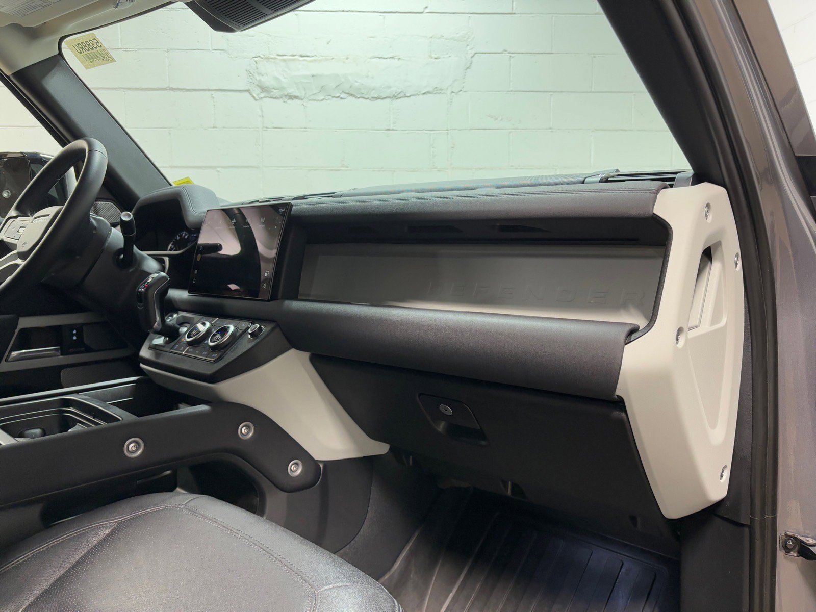 Used 2023 Land Rover Defender 130 SE image 34