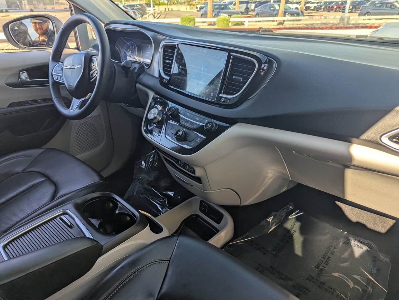 Used 2023 Chrysler Pacifica Touring-L FWD image 8