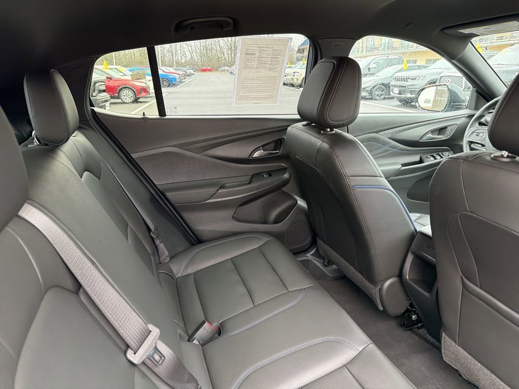 Used 2025 Buick Envista Sport Touring image 13