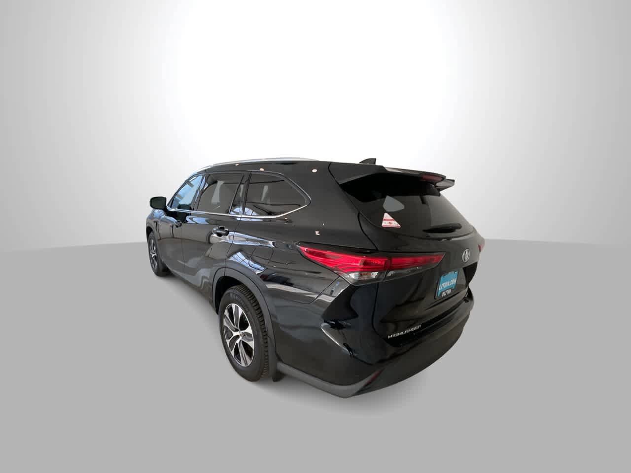 Used 2022 Toyota Highlander XLE AWD/4WD image 6