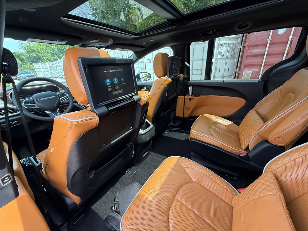 Used 2023 Chrysler Pacifica Pinnacle FWD image 26