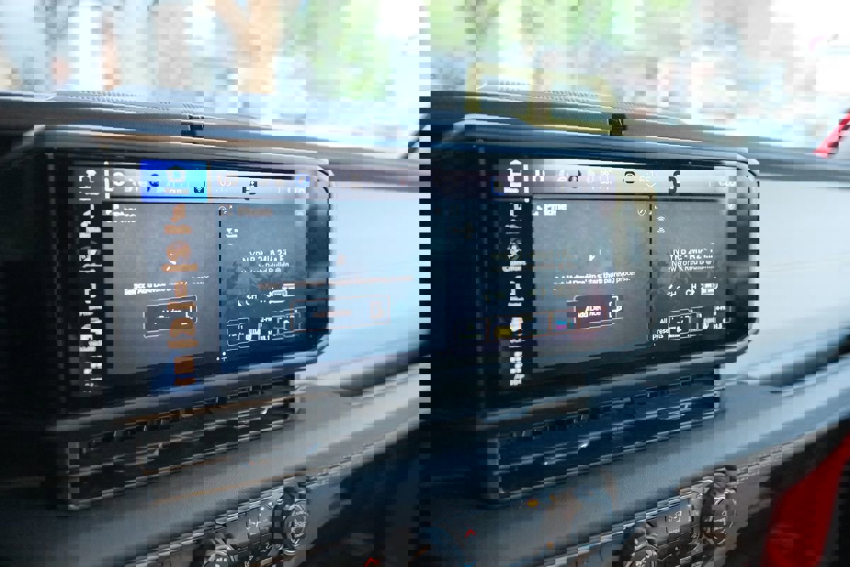 Used 2025 Jeep Wrangler Sahara w/ Safety Group image 20