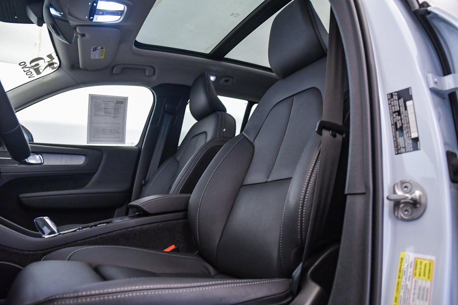 Used 2025 Volvo XC40 B5 Ultra w/ Climate Package image 19