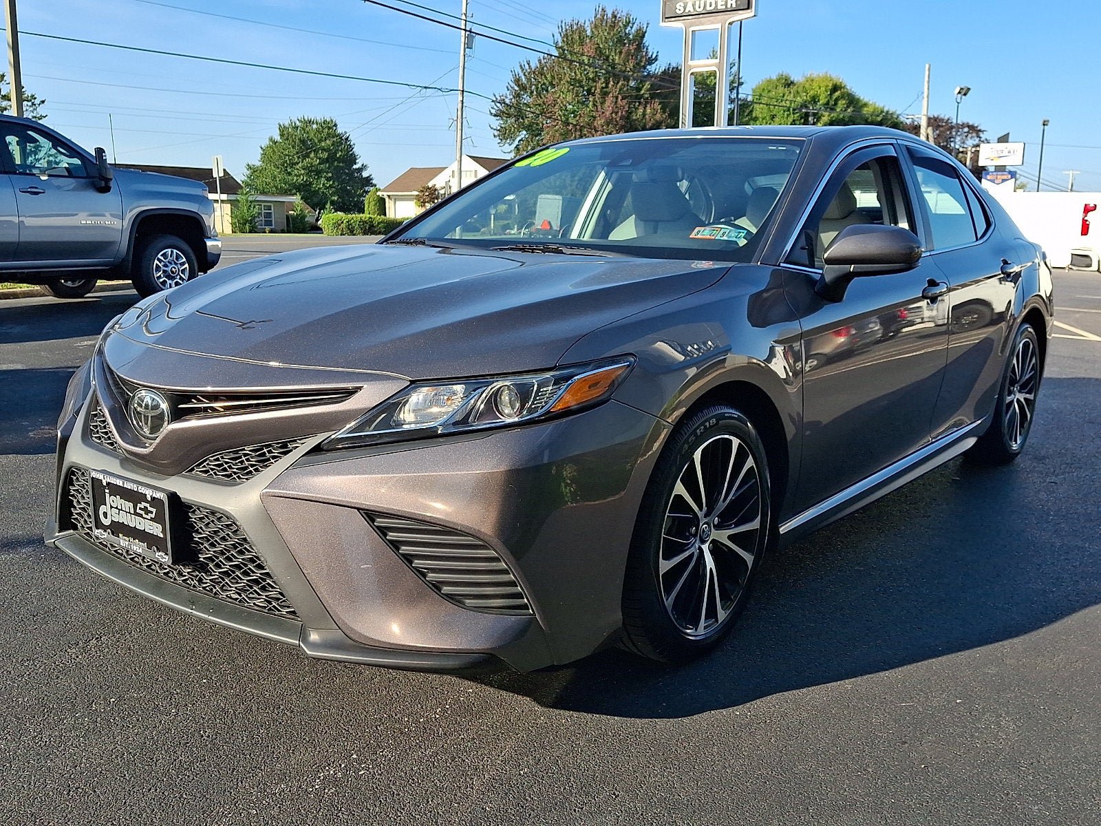 Used 2020 Toyota Camry SE w/ Blackout Package FWD image 3