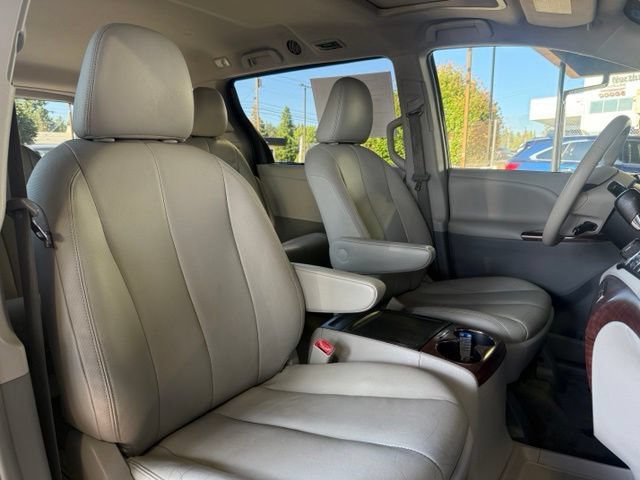 Used 2014 Toyota Sienna XLE FWD image 31