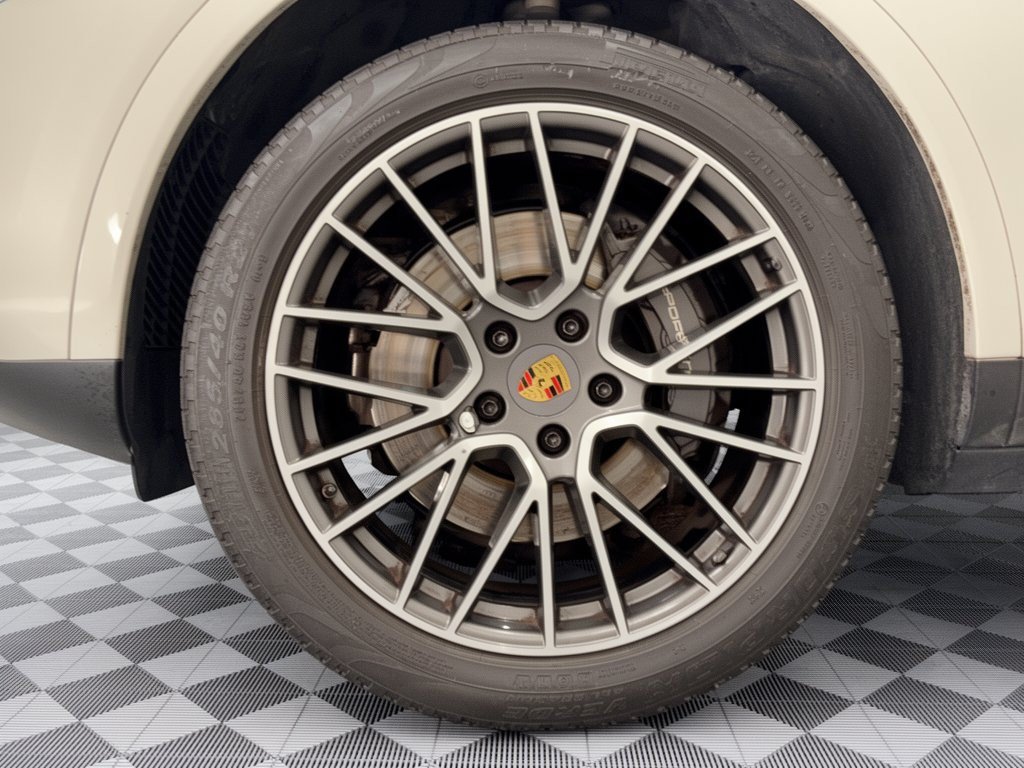 Used 2023 Porsche Cayenne AWD/4WD image 13