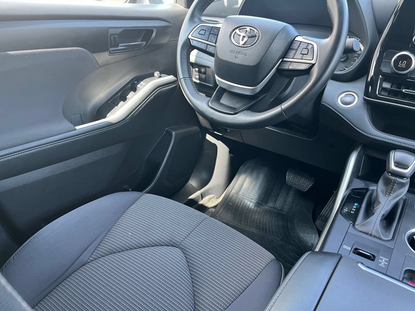 Used 2025 Toyota Highlander LE FWD image 38