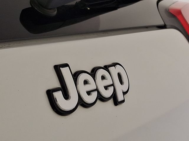 Used 2017 Jeep Cherokee Overland w/ Technology Group FWD image 37