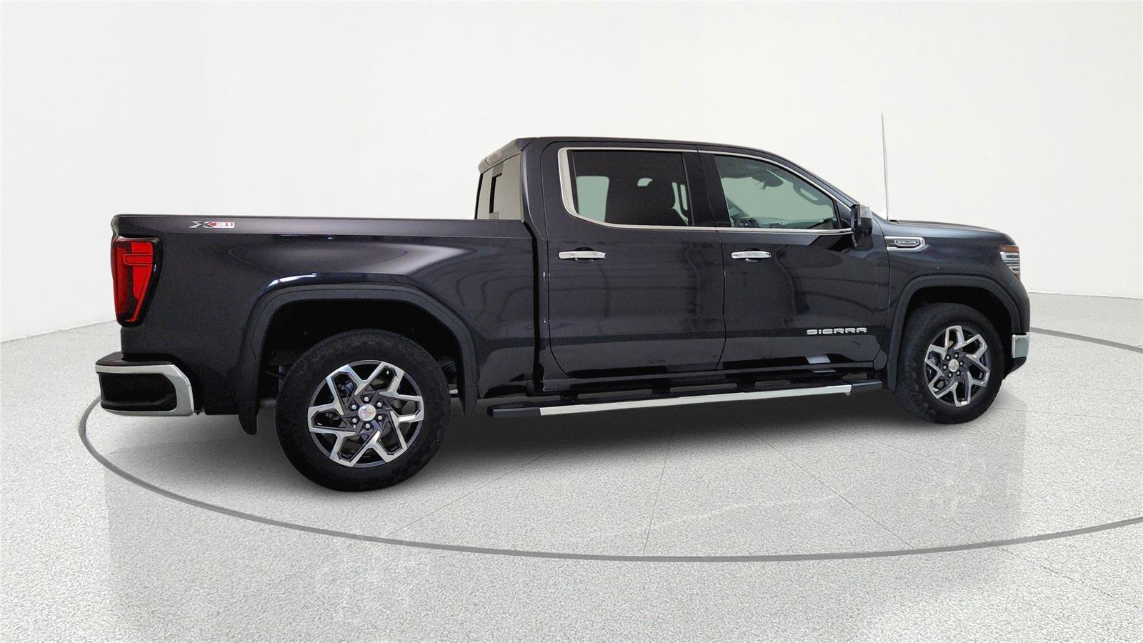 Used 2022 GMC Sierra 1500 SLT w/ SLT Convenience Package AWD/4WD image 4