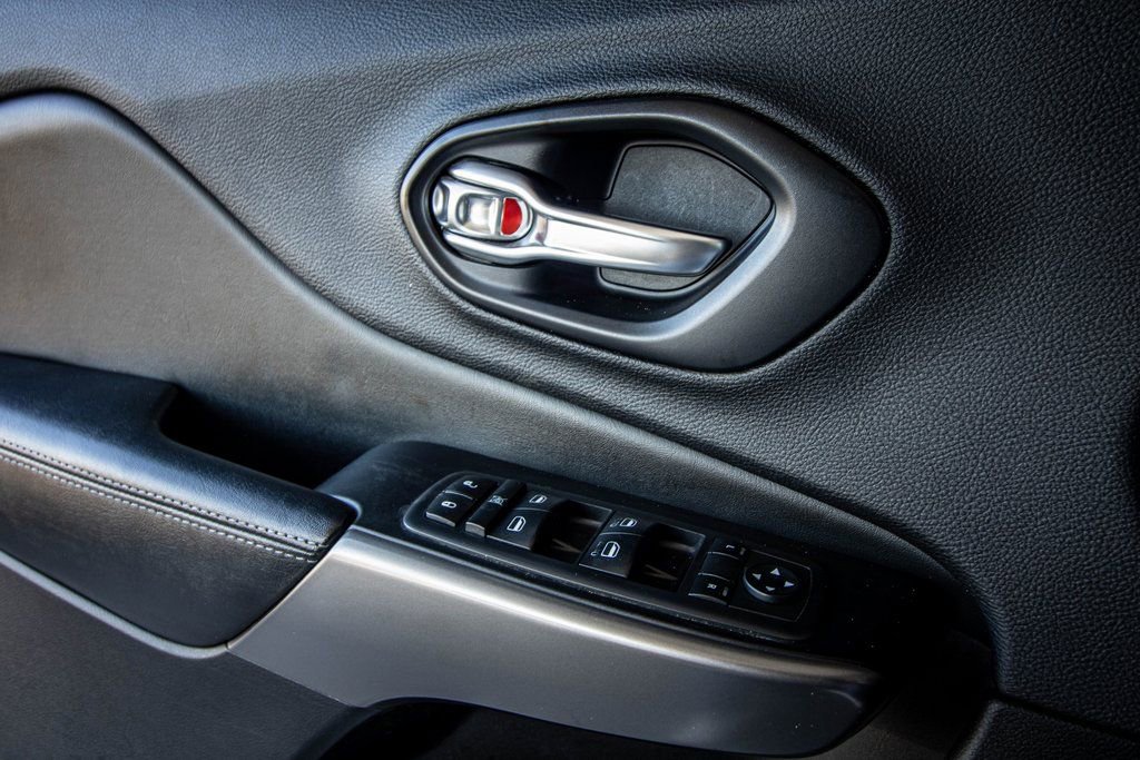 Used 2019 Jeep Cherokee Latitude Plus image 23