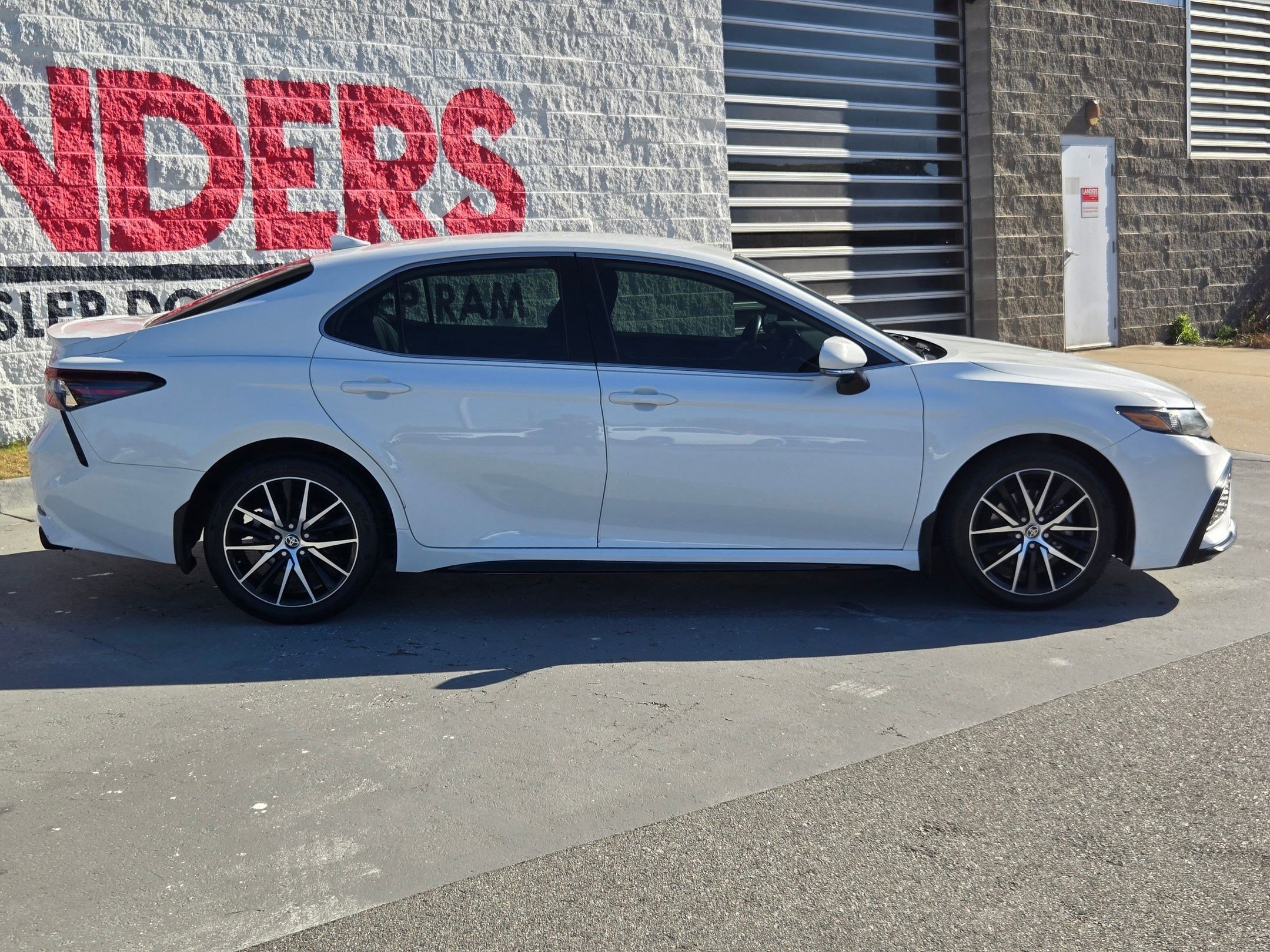 Used 2023 Toyota Camry SE image 8