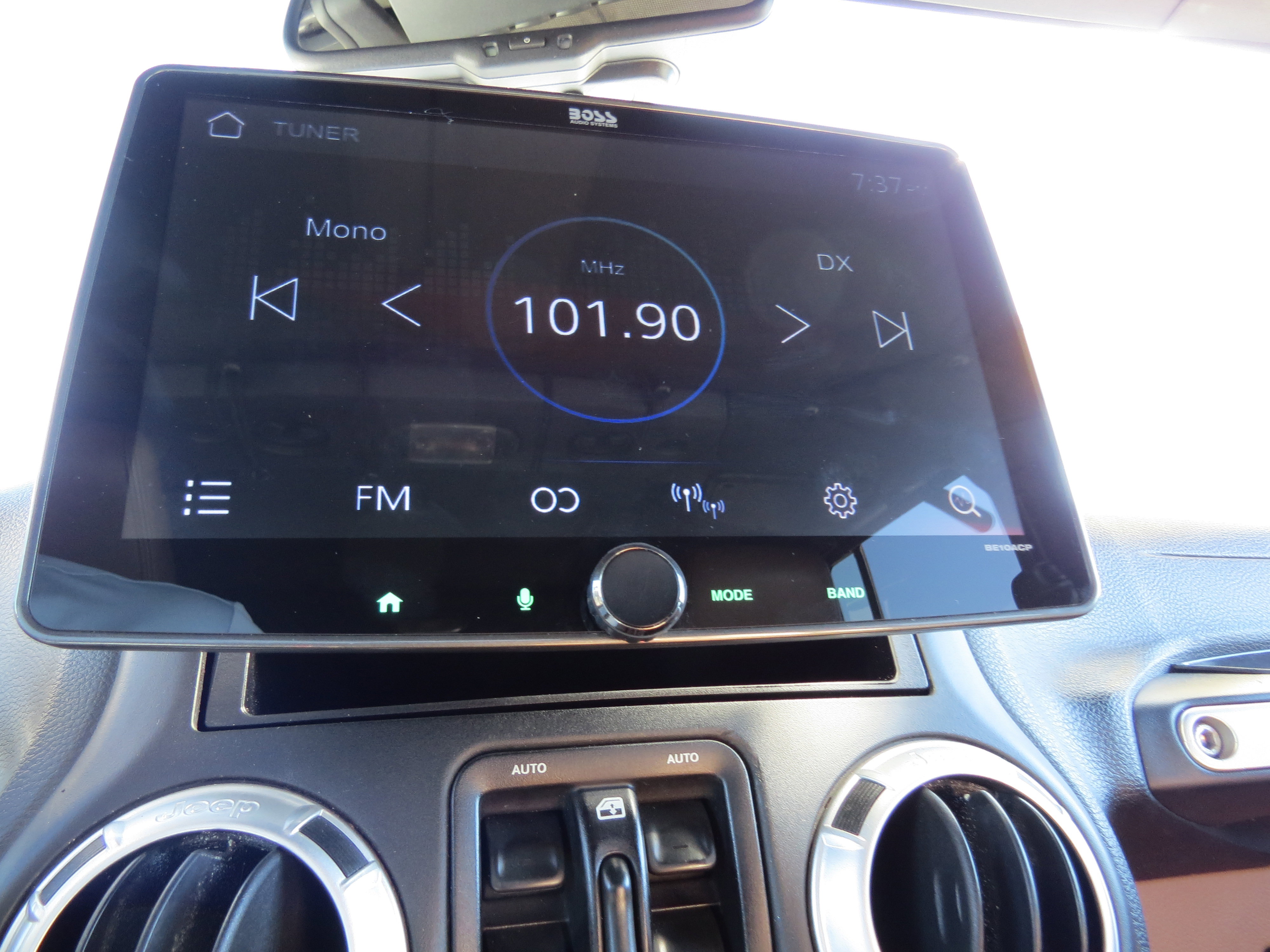 Used 2015 Jeep Wrangler Unlimited Rubicon w/ Connectivity Group image 21