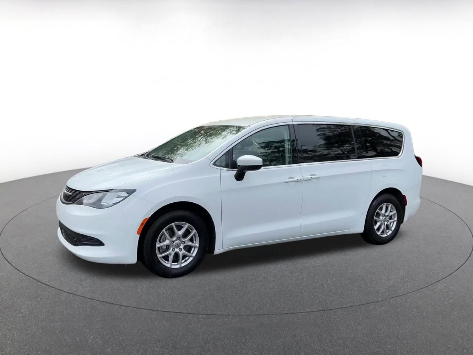 Used 2023 Chrysler Voyager LX image 8
