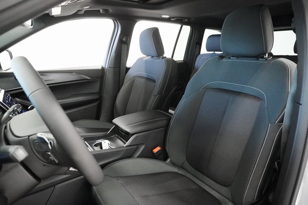 New 2025 Jeep Grand Cherokee Laredo w/ Luxury Tech Group I AWD/4WD image 12