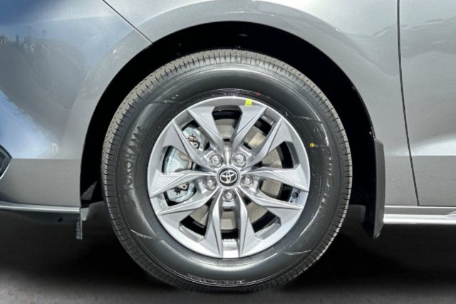 New 2026 Toyota Sienna LE FWD image 32