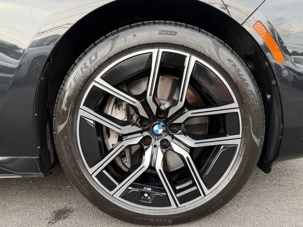 Used 2024 BMW 760i xDrive w/ Executive Package AWD/4WD image 3