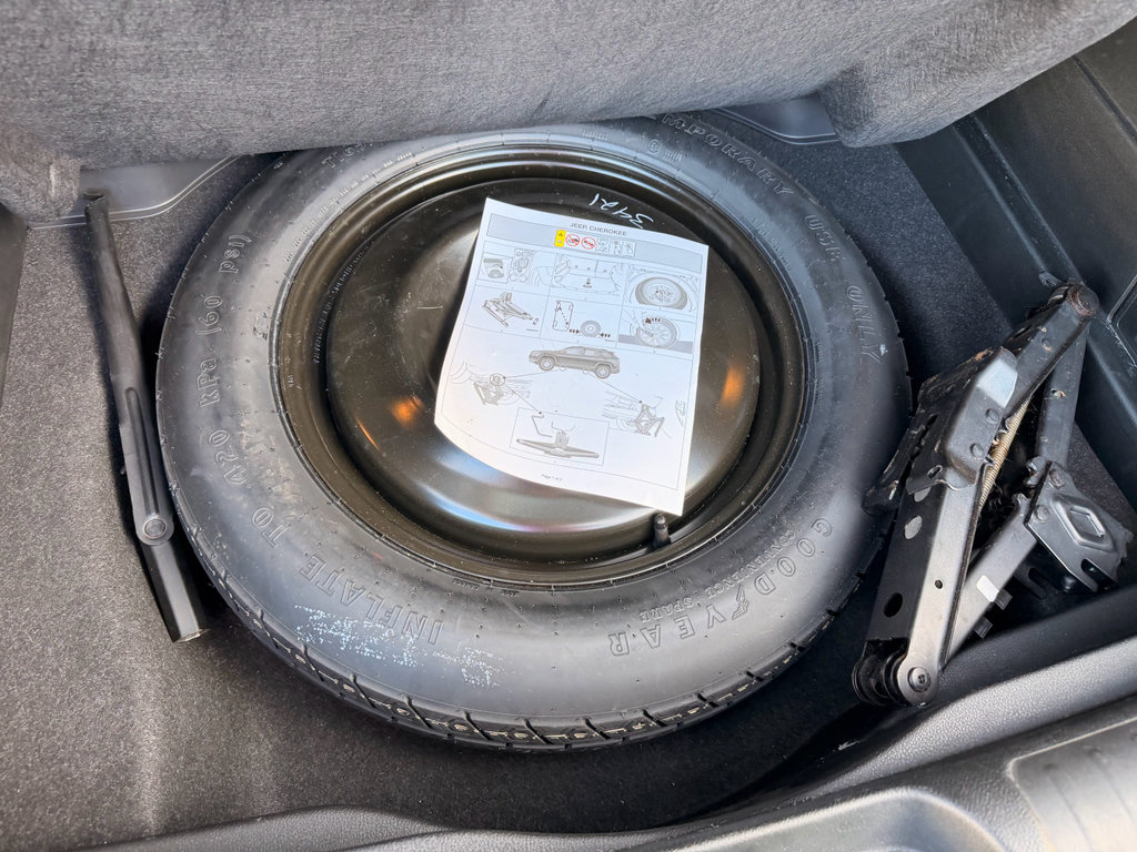 Used 2019 Jeep Cherokee Latitude w/ Popular Appearance Group image 26