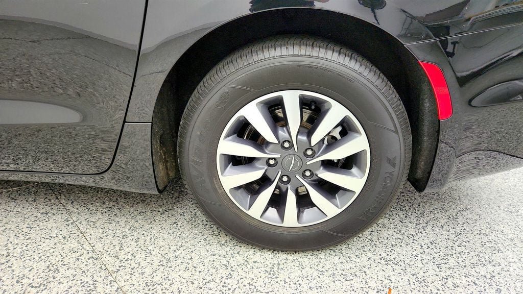 Used 2022 Chrysler Pacifica Touring-L FWD image 9