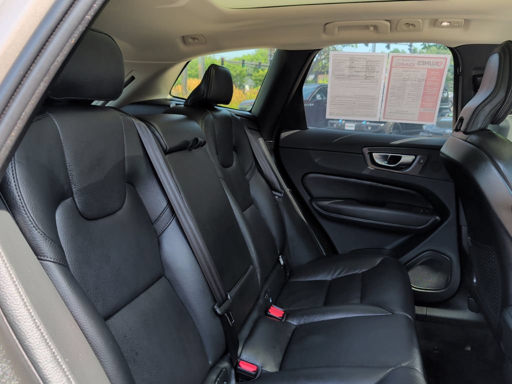 Used 2025 Volvo XC60 B5 Plus AWD/4WD image 35