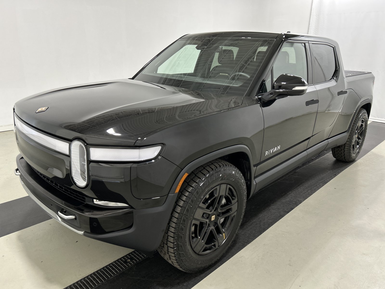 Used 2024 Rivian R1T Adventure AWD/4WD image 1