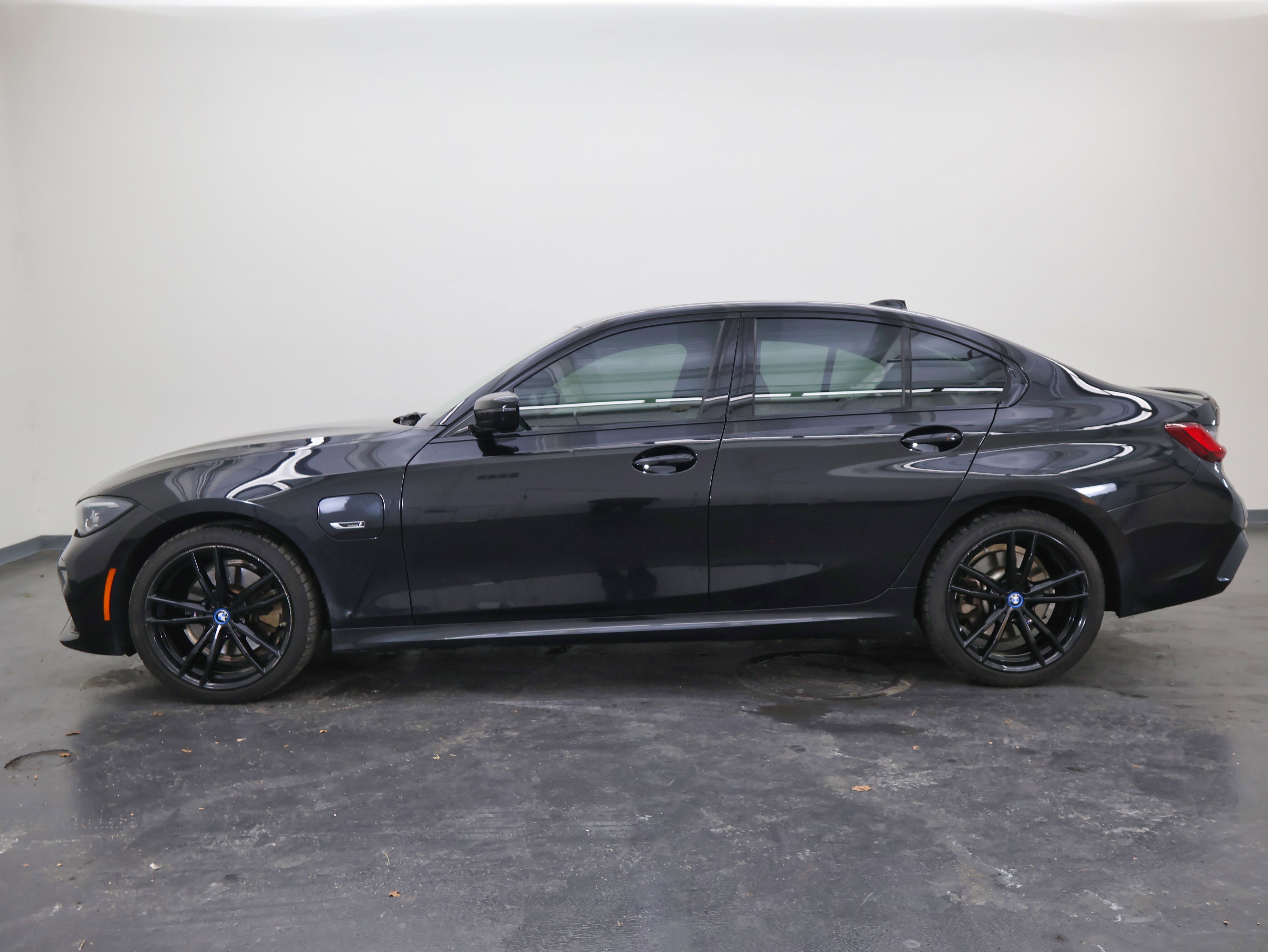 Used 2022 BMW 330e xDrive w/ M Sport Package image 6